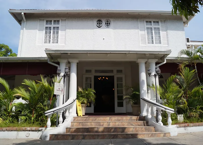 Kingston Hotels with Balcony